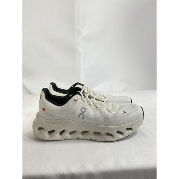 On Cloudtilt Low Top White Polyester Sneakers Size 9 *FIRM ON PRICE. - Picture 2 of 6